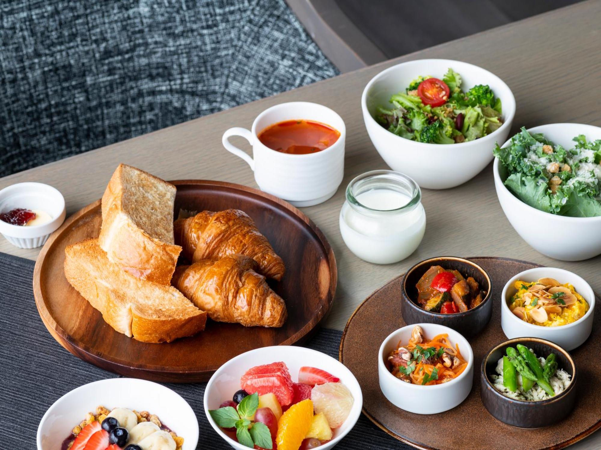 Mitsui Garden Hotel Roppongi Tokyo Premier Экстерьер фото A selection of breakfast items